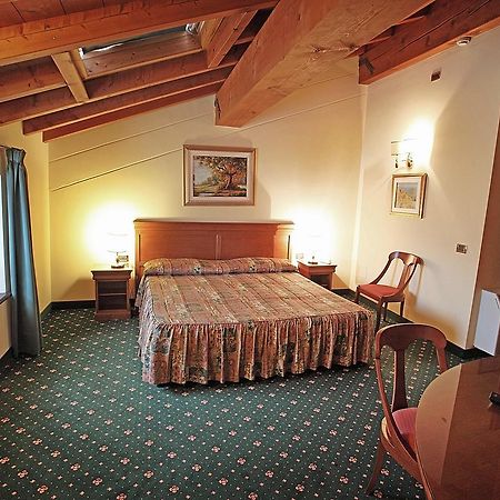 Hotel Faccioli Валеджо-суль-Мінчо Екстер'єр фото