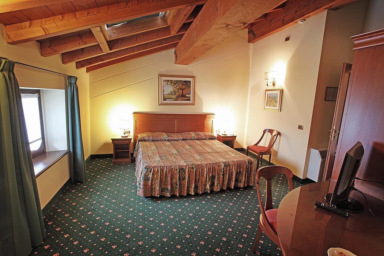 Hotel Faccioli Валеджо-суль-Мінчо Екстер'єр фото